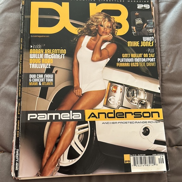 Huge lot of Pamela Anderson clippings through out many years. - Picture 9 of 16